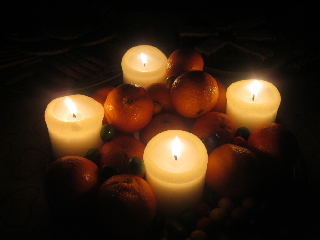 Candle_lighting_a_plate_of_oranges_and_smarties_1